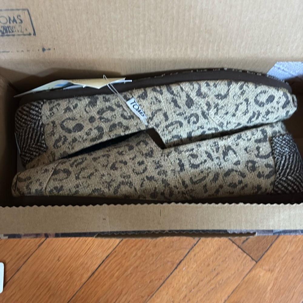 Tom’s Classics snow leopard print, brand new in box